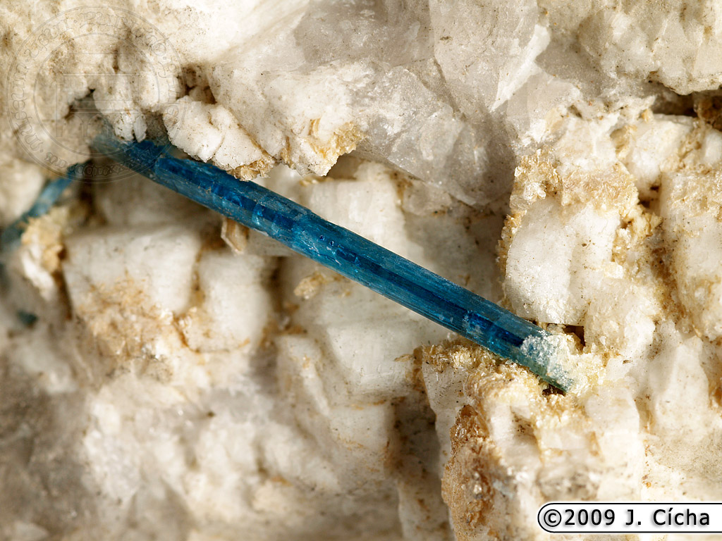 apatit_2.jpg - lokalita: Písek, lom U Obrázku | délka krystalu: 24 mm | historický sběr | sbírky Prácheňského muzea v Písku